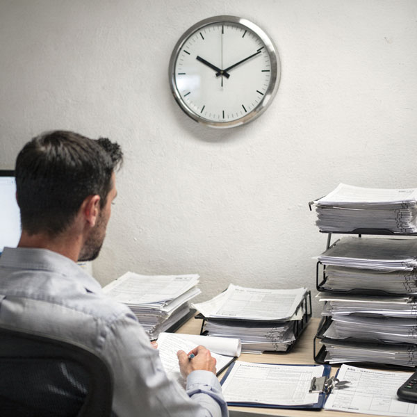 mucho tiempo en tareas administrativas